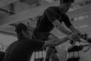 Bikefit ajustando o selim da bicicleta