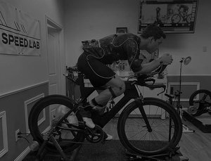 Detalhe do sensor Retul no ciclista